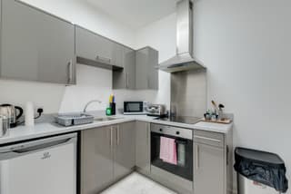 2 Bedroom Flat Liverpool Road - photo 2